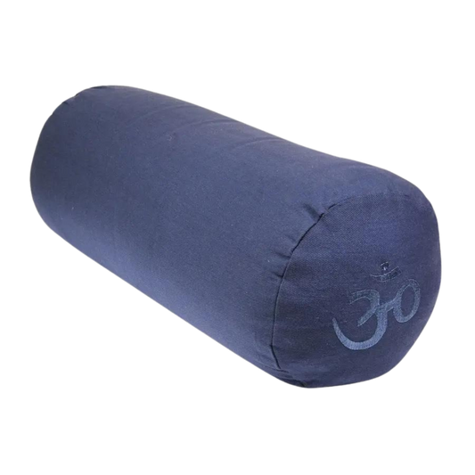 Yogabolster til hjemmetrening og studio - Yoga-Mad® - 61 cm   Yoga-Mad® yoga bolster i god kvalitet. Bolsteren gir god stabilitet og former seg etter kroppen. En yoga bolster brukes for å nå dypere i yoga posisjoner og/ eller som støtte. Passer godt til restorativ yoga. Kan også brukes som meditasjonspute. Perfekt til hjemmetrening i din egen stue.