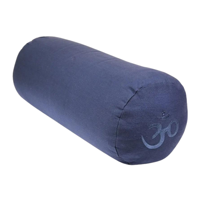 Yogabolster til hjemmetrening og studio - Yoga-Mad® - 61 cm   Yoga-Mad® yoga bolster i god kvalitet. Bolsteren gir god stabilitet og former seg etter kroppen. En yoga bolster brukes for å nå dypere i yoga posisjoner og/ eller som støtte. Passer godt til restorativ yoga. Kan også brukes som meditasjonspute. Perfekt til hjemmetrening i din egen stue. 